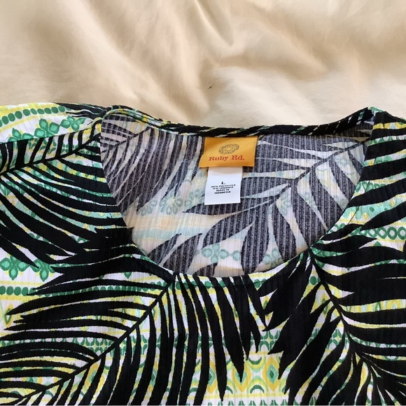 NWT super cute tropical print top! - Picture 2 of 4
